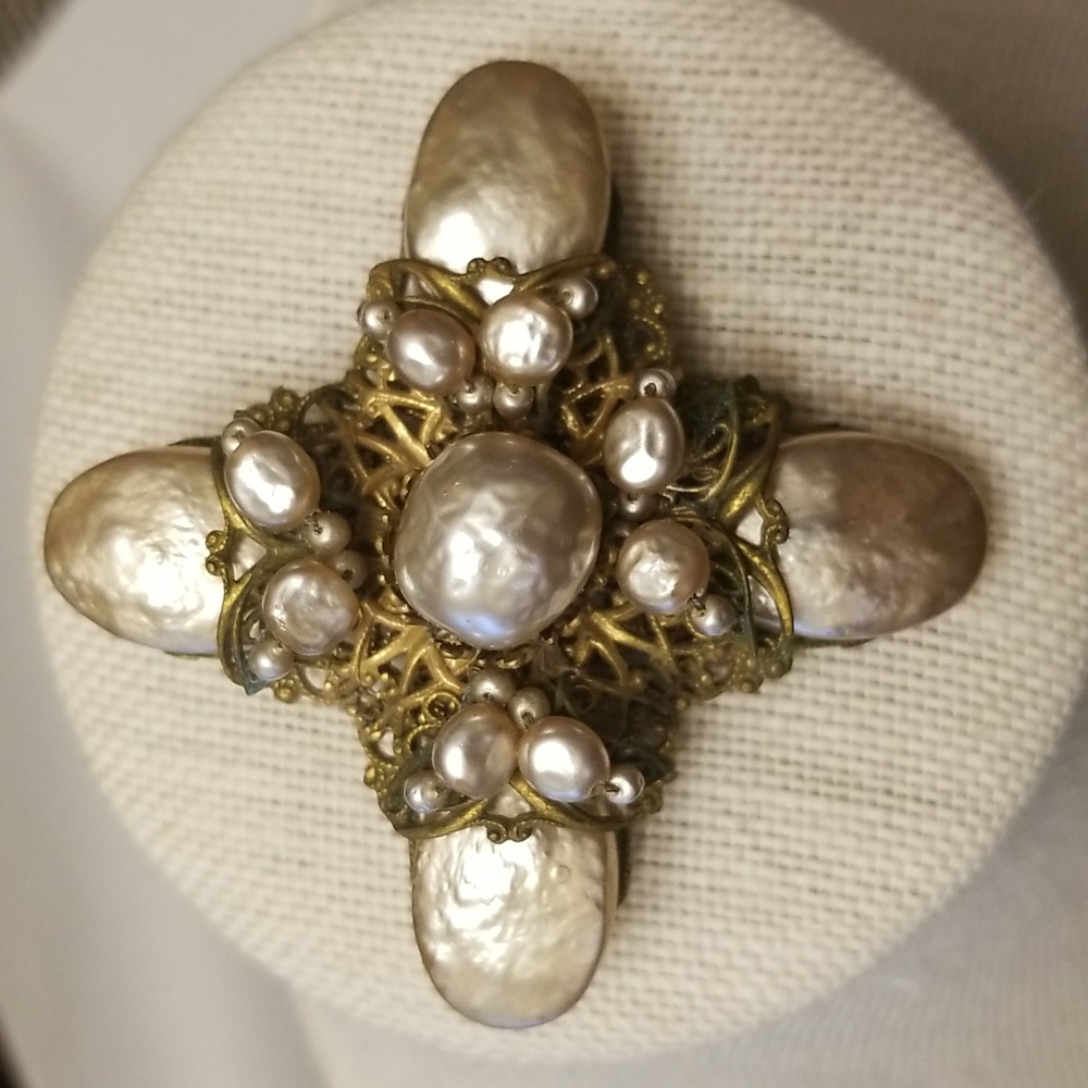 Large Vtg Miriam Haskell Pearl Brooch - image 2